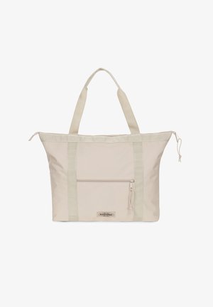 Beige tote bag met een gladde textuur, beschikt over dubbele handvaten, een voorzak met ritssluiting en gestreepte accenten langs de zijkanten.