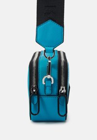 Karl Lagerfeld Jeans LOGO PATCH CAMERA - Taška s příčným popruhem - caribbean sea