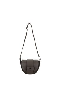 Borsa a tracolla in pelle marrone con forma arrotondata, superficie texture e chiusura a patta. Include una tracolla sottile e regolabile.