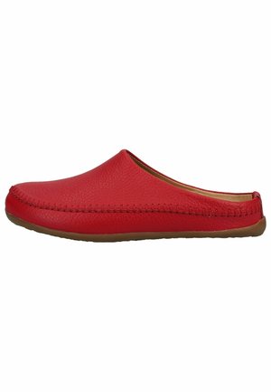Scarpa slip-on in pelle rossa con cuciture visibili e suola piatta in gomma marrone, progettata per un comfort casual.
