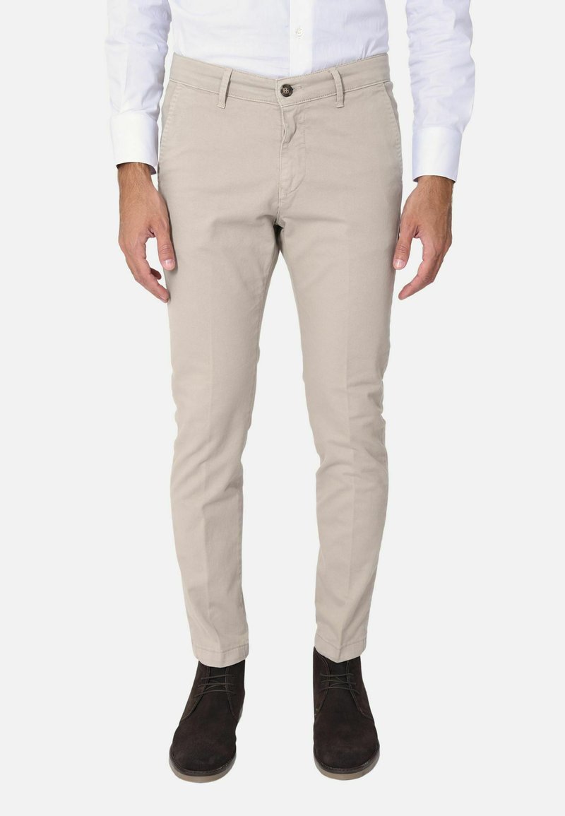 Chinos beige con una vestibilità slim, dotati di chiusura a bottoni, cinque tasche e un tessuto in cotone liscio. Adatti per un abbigliamento casual.