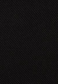 Czarna tkanina o teksturowanej powierzchni z drobnym splotem, jednolita powierzchnia, bez widocznych wzorów lub akcentów, odpowiednia do różnych zastosowań.