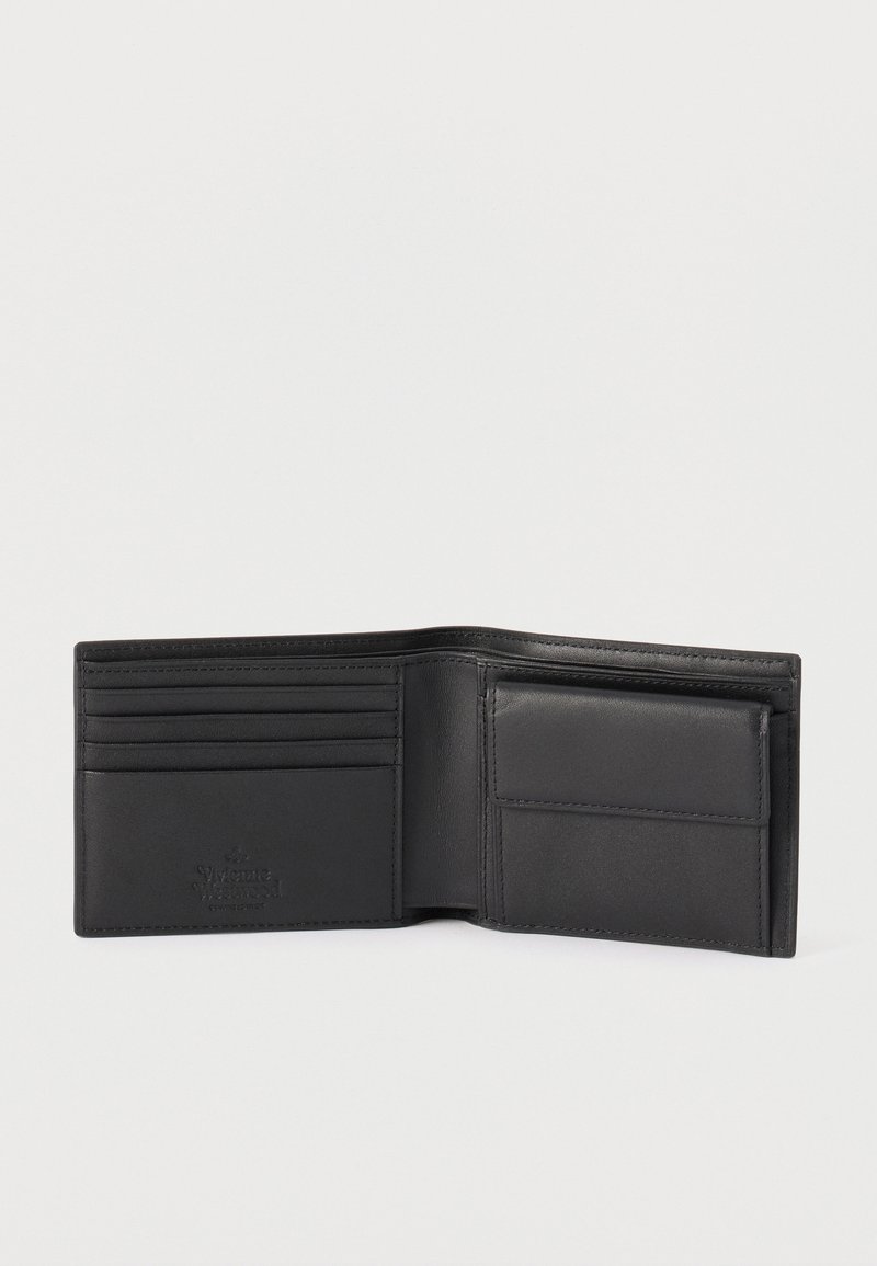 Portefeuille bifold en cuir noir ouvert montrant quatre emplacements pour cartes à gauche et une bourse à monnaie avec rabat à droite.