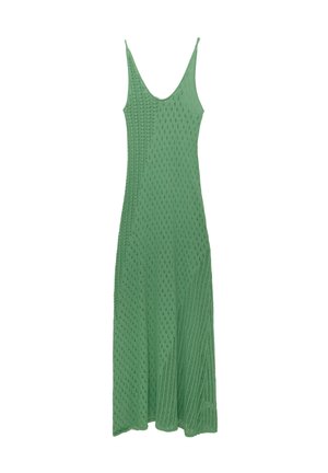 Robe midi en tricot verte avec un décolleté en forme de scoop, présentant un motif en losanges texturé et des bretelles fines, tombant à un ourlet évasé.