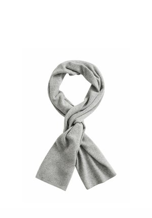 Écharpe tricotée gris clair pliée et bouclée formant un nœud lâche avec deux extrémités pendantes sur un fond blanc.