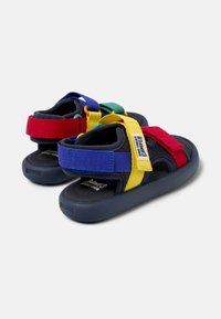 Multicolore sandalen met een marineblauwe basis, voorzien van verstelbare banden in rood, geel, groen en blauw, en gevoerde voetbedden voor comfort.