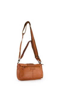 Braune Lederschultertasche mit einem geflochtenen Riemen, rechteckiger Form, Reißverschlussverschluss und einer strukturierten Vorderseite für zusätzliche Details.