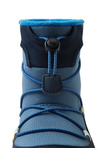 Batai su mėlynu tekstiliniu korpusu, mėlynomis detalėmis, elastingomis raištelėmis ir paminkštintu apvadu. Papildomos detalės apima tvirtinimo sistemą ir tekstūruotą paviršių.