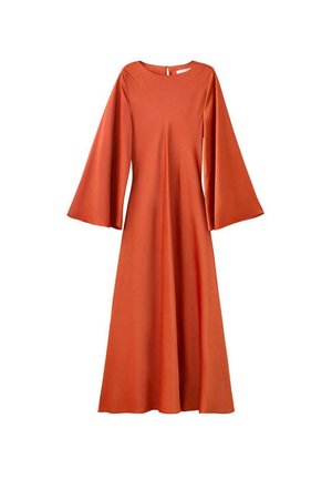 Robe longue orange rouille avec manches évasées en cloche, taille cintrée et col rond avec fermeture par bouton au dos.
