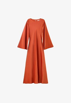 Długa sukienka w kolorze rdzawego pomarańczu z rozkloszowanymi rękawami dzwonkowymi, dopasowaną talią i okrągłym dekoltem z zapięciem na guziki z tyłu.
