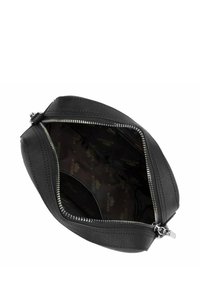 Schwarze Ledertasche mit rundem Design, silberner Hardware und Reißverschluss. Das Innere ist mit einem gemusterten Stofffutter mit Logos ausgestattet.