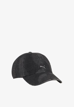 Gorra negra con textura estampada, visera curva y logotipo plateado en el frente. Correa ajustable en la parte posterior para personalizar el tamaño.
