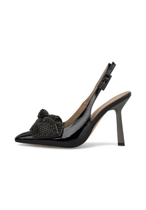 Décolleté slingback in vernice nera con punta affusolata, decorata con un fiocco in tessuto testurizzato e dettagli metallici. Tacco a stiletto.