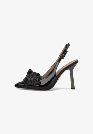 Décolleté slingback in vernice nera con punta affusolata, decorata con un fiocco in tessuto testurizzato e dettagli metallici. Tacco a stiletto.