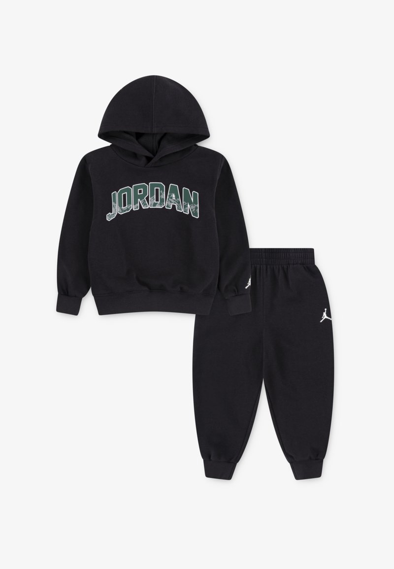 Conjunto de moletom preto composto por hoodie e calças de treino, feito de algodão, com capuz, punhos com canelado e gráfico "JORDAN" em verde. As calças de treino apresentam um detalhe do logótipo.