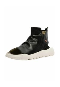 Schwarze Lederknöchelstiefel mit offener Zehe, strukturiertem Material und weißer Gummisohle mit Wellenmuster; rotes Akzentdetail an der Seite.