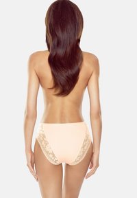 Pfirsichfarbene, hochgeschnittene Unterwäsche mit Spitzen-Seitenpaneelen. Glattes Material, gewellte Spitzenkanten und ein klassisches Schnittdesign.