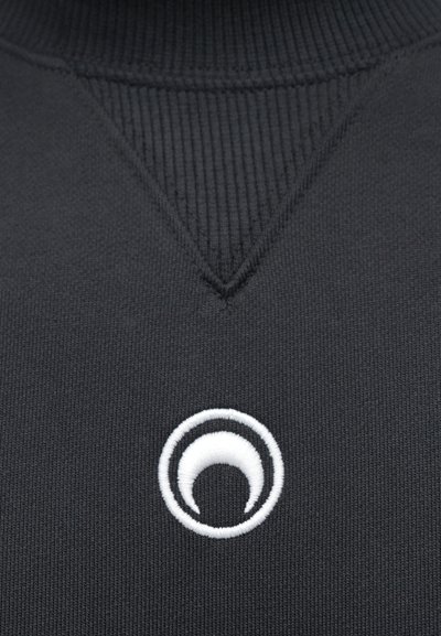 Fekete pamut pulóver bordázott magas nyakkal, háromszög mintával a mellrészen és fehér hímzett kör alakú logóval.