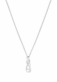 Collana d'argento con design intrecciato, featuring un pendente incastonato di pietre trasparenti. La catena è delicata e testurizzata, esaltando l'eleganza complessiva.