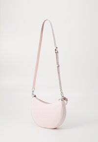 Borsa di tessuto rosa con forma curvata, chiusura a zip e tracolla in pelle regolabile. Presenta ferramenta in argento e una texture liscia.