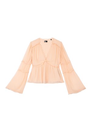 Pfirsichfarbene Langarmbluse mit tiefem V-Ausschnitt, gerafftem Stoff, gestuften Glockenärmel und Rüschendetails an Nähten und Ausschnitt.