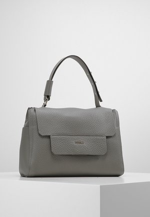 Szara, teksturowana skórzana torebka na ramię z klapkowym zapięciem i regulowanym uchwytem górnym, umieszczona na białym pedestale na jednolitym tle.