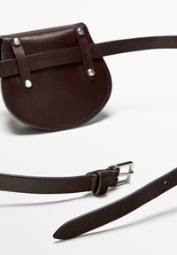Borsa a tracolla in pelle marrone con una forma arrotondata, dotata di accessori in argento e di una tracolla regolabile. Texture liscia con cuciture a contrasto.