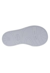 Suola di scarpa bianca in gomma con modelli di presa texturizzati, marchi "FLEX ZONE" e "22", e un bordo liscio.