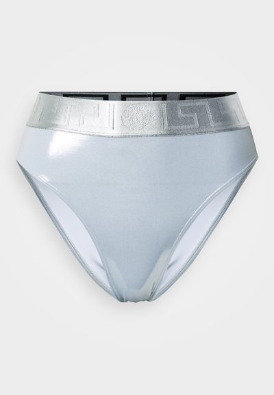 Strieborný bikini spodný diel s vysokým pásom a lesklým povrchom so čiernym vzorovaným pásikom. Hladká textúra s bezšvovým dizajnom.