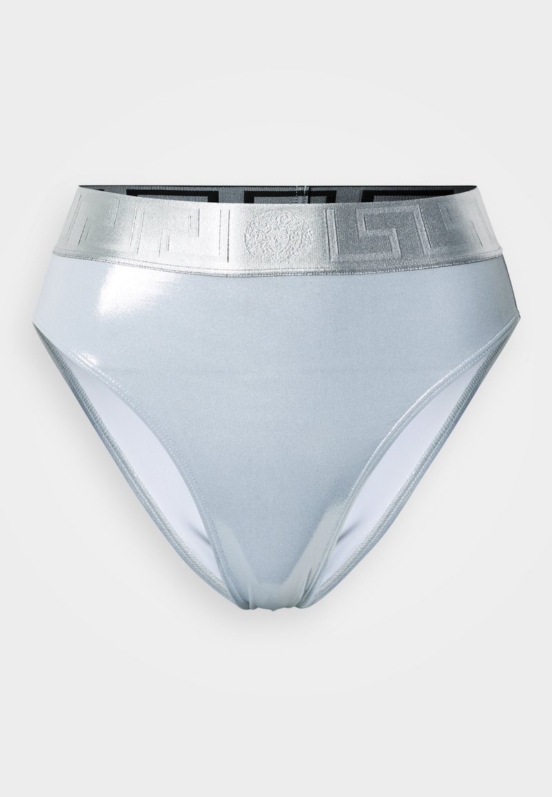 Zilverkleurige, hooggesneden bikinibroek met een glanzende afwerking en een zwarte, geruite tailleband. Gladde textuur met een naadloos ontwerp.