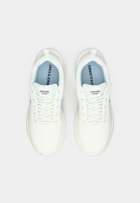 Par bijelih sportskih cipela Jack & Jones s vezicama, vidljiva oznaka branda na jeziku i unutrašnjem sole, postavljene na bijeloj pozadini.