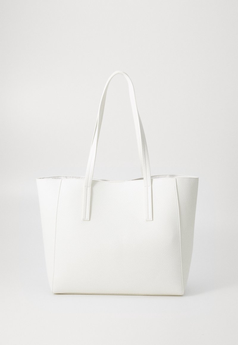 Sac fourre-tout rectangulaire en cuir blanc avec deux longues poignées, design minimaliste et texture lisse, présenté sur un fond blanc uni.