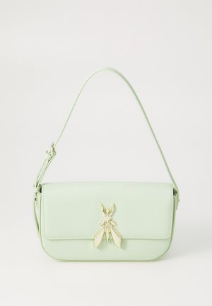 Bolso de mano de cuero verde claro con forma curvada, cierre de solapa y un adorno decorativo de insecto dorado en el frontal. Correa de hombro única.