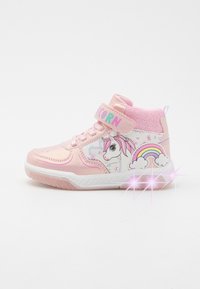 Roze hoge sneakers met een eenhoorn grafiek aan de zijkant, regenboogdetails en klittenbandsluiting. Beschikt over een glanzende afwerking en een textiele bovenkant.