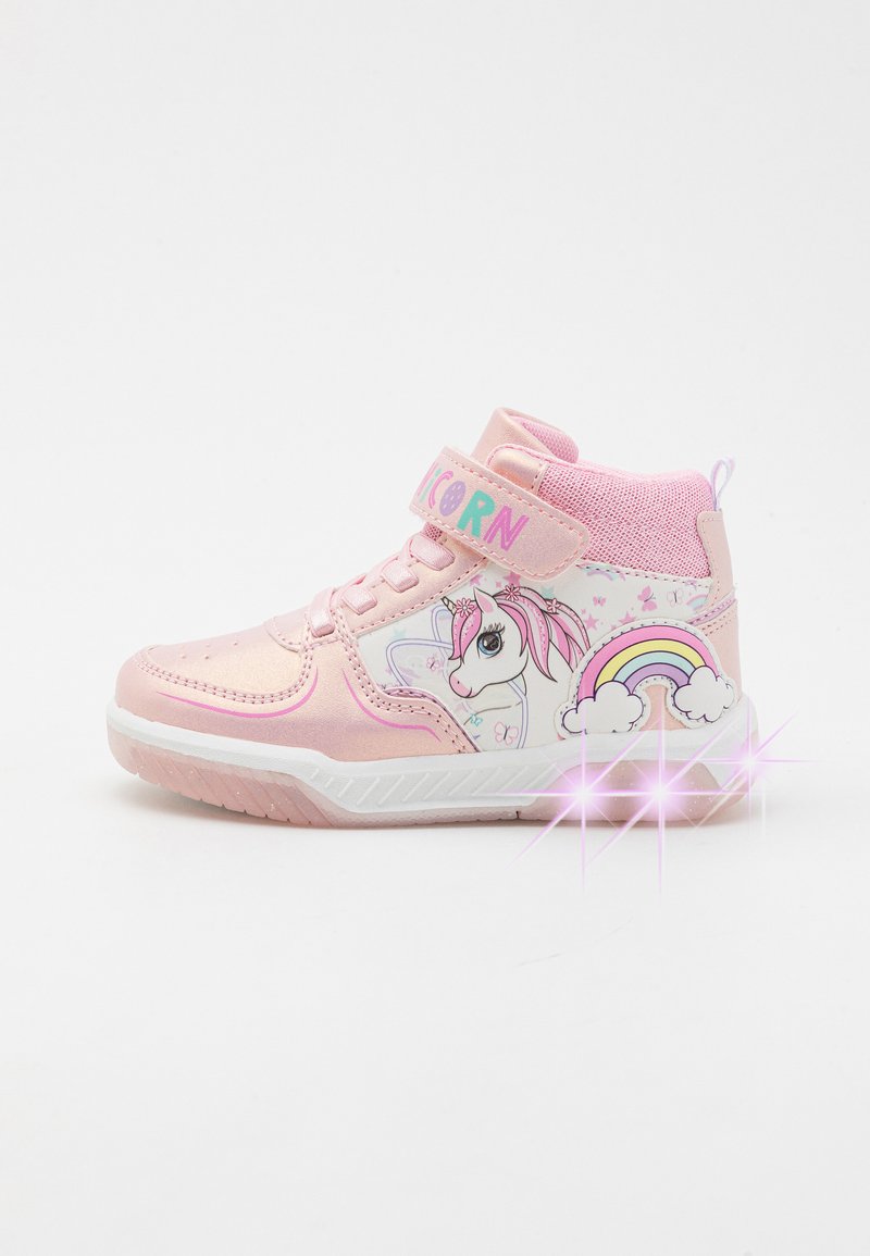 Roze hoge sneakers met een eenhoorn grafiek aan de zijkant, regenboogdetails en klittenbandsluiting. Beschikt over een glanzende afwerking en een textiele bovenkant.