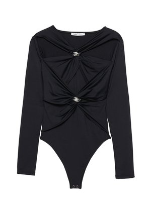 Musta pitkähihainen body, jossa kaksi kiertyvää kangasdetailia, jotka on kiinnitetty hopeisiin ovaalineihin renkaisiin, ja pohjassa painonappikiinnitys.