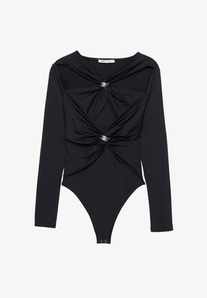 Musta pitkähihainen body, jossa kaksi kiertyvää kangasdetailia, jotka on kiinnitetty hopeisiin ovaalineihin renkaisiin, ja pohjassa painonappikiinnitys.