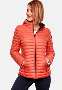 Oranje pufferjack met capuchon, met een gequiltde textuur, een voorkleurige rits en zijzakken. Contrasterende zwarte voering zichtbaar.