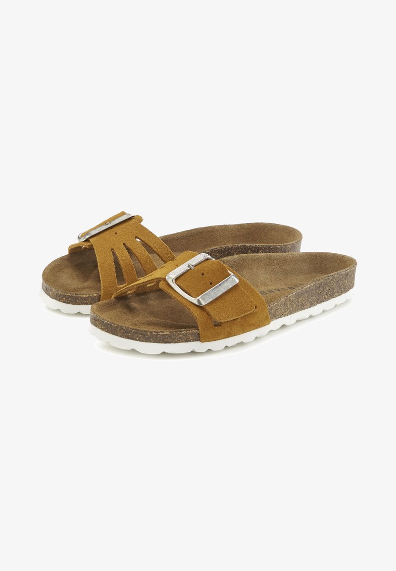 Braune Wildleder-Sandalen mit einem breiten Riemen, der mit Ausschnitten und einer silbernen Schnalle verziert ist. Korksohle mit weißer Gummisohle für besseren Halt.