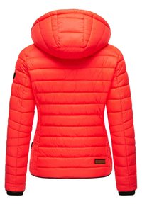 Giubbotto imbottito rosso con cappuccio, caratterizzato da motivi a rombi orizzontali, polsini elasticizzati e orlo nero. Include un'etichetta con il logo sul lato.