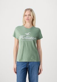 Hollister Co. TECH CORE - Trükipildiga T-särk - green bay
