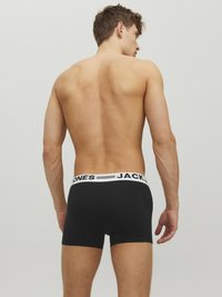 Schwarze Baumwollboxershorts mit einem weißen elastischen Bund, auf dem der Text "JACK & JONES" steht. Die Shorts haben ein körperbetontes Design.