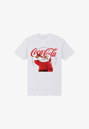 T-shirt en coton blanc avec un graphique d'un Père Noël en costume rouge, tenant une bouteille de Coca-Cola, avec un logo en texte rouge et des accents d'étoiles.