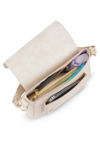 Beige crossbody-väska med en slät textur, med en dragkedjefack och flera innerfickor, guldfärgade detaljer och en klaffstängning.