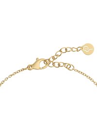 Zlatna narukvica od lanca s kopčom u obliku jastučića, dizajn povezanog lanca i mali privjesak s logotipom pričvršćen blizu kopče.