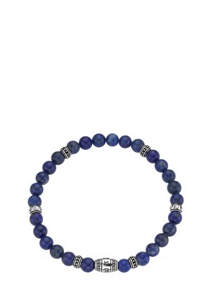 Stretch-Armband mit runden tiefblauen Perlen und fünf silbernen dekorativen Zwischenperlen, die mit Symbolen graviert sind.