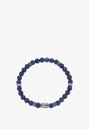 Stretch-Armband mit runden tiefblauen Perlen und fünf silbernen dekorativen Zwischenperlen, die mit Symbolen graviert sind.