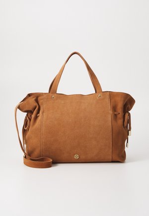 Sac fourre-tout en daim marron avec deux poignées, une bandoulière et un petit logo circulaire doré centré près du bas.