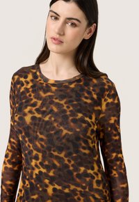 Langsleeve top met een luipaardprint in tinten van bruin en goud. Gemaakt van een lichte, sheer stof met een ronde hals.