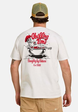 T-shirt en coton blanc avec un motif graphique représentant un squelette dans une baignoire. Le texte "Chilling Time" est en rouge gras, avec des accents noirs.